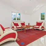 Four-bedroom In Miljevci *