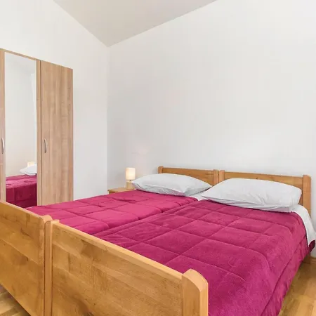 Four-bedroom In Miljevci Nyaraló