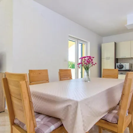 Four-bedroom In Miljevci Nyaraló *