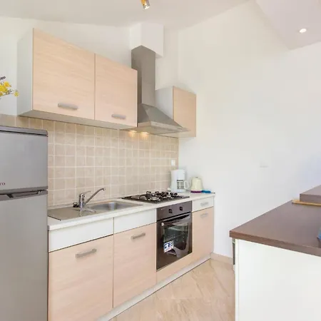 Four-bedroom In Miljevci Vakantiehuis Bristane