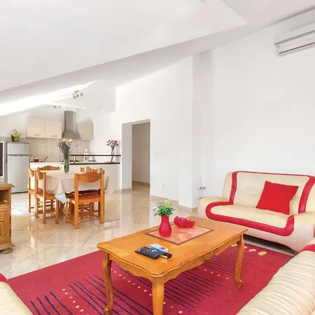 Four-bedroom In Miljevci *