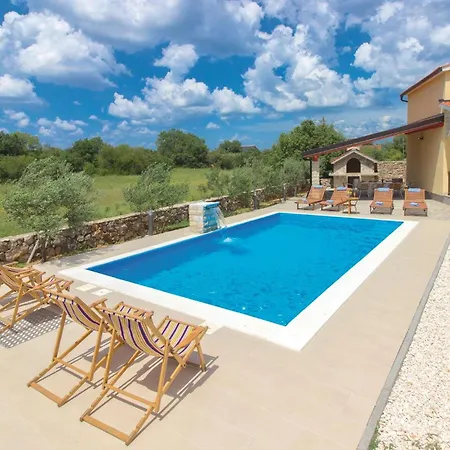 Vikendica Four-bedroom In Miljevci