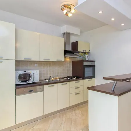 Four-bedroom In Miljevci Ferienhaus *