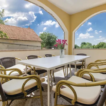 Four-bedroom In Miljevci Vakantiehuis Bristane