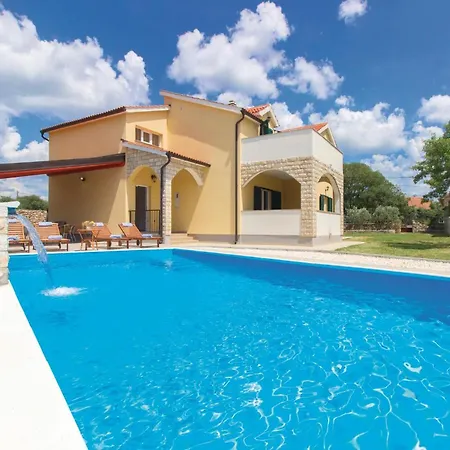 Four-bedroom In Miljevci * Bristane