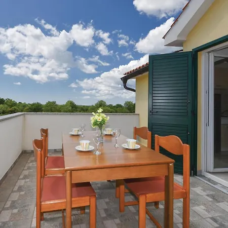 Four-bedroom In Miljevci * Bristane
