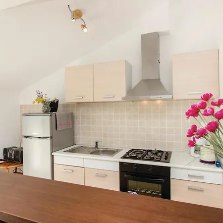 Vikendica Four-bedroom In Miljevci
