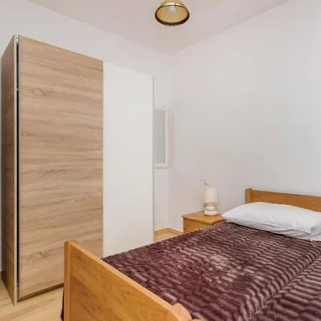 Four-bedroom In Miljevci *