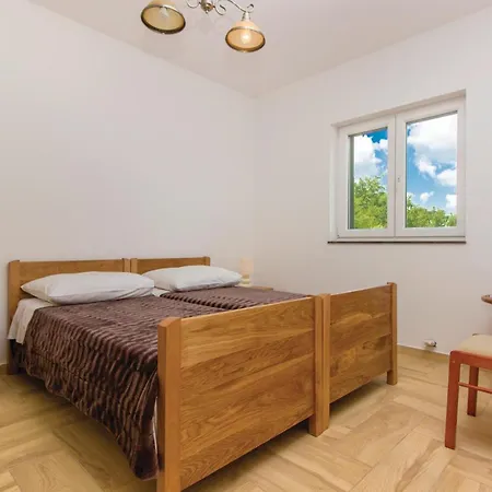 Four-bedroom In Miljevci Vakantiehuis *