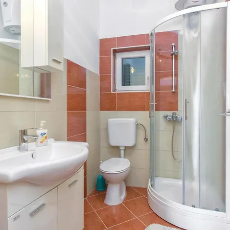 Vakantiehuis Four-bedroom In Miljevci Bristane