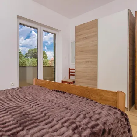 Vakantiehuis Four-bedroom In Miljevci