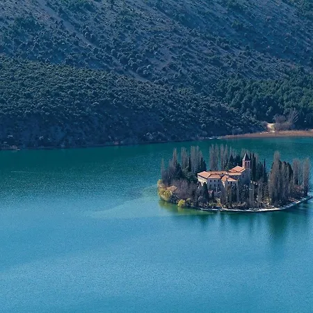 Amazing In Miljevci With Kitchen Nyaraló