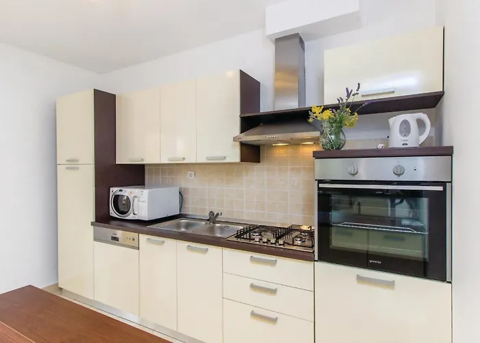 Vakantiehuis Four-bedroom In Miljevci Bristane