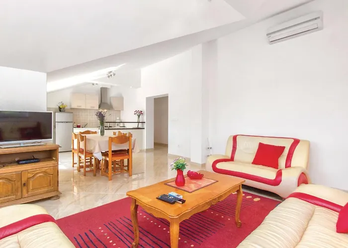 Four-bedroom In Miljevci *