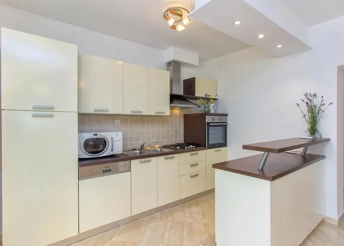 Four-bedroom In Miljevci Vakantiehuis *