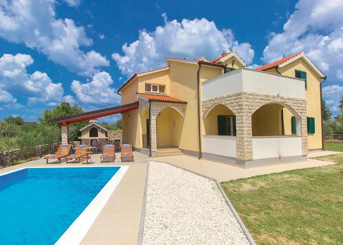 Semesterbostad Four-bedroom In Miljevci Bristane