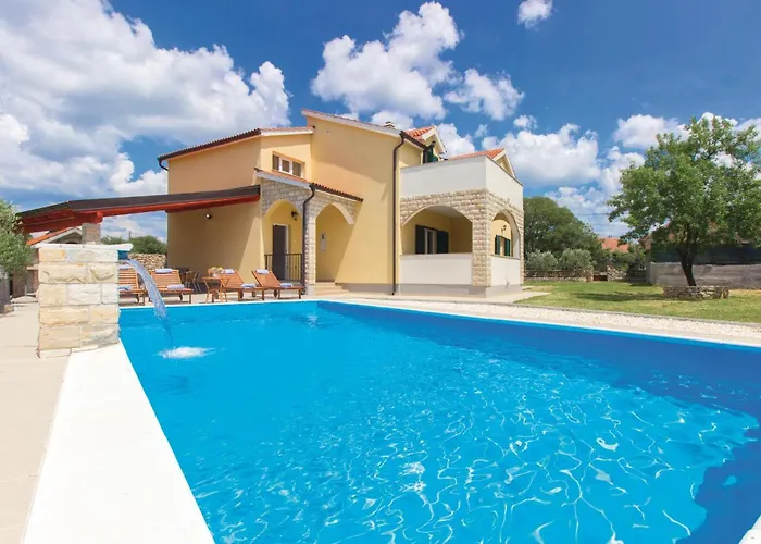 Four-bedroom In Miljevci * Bristane