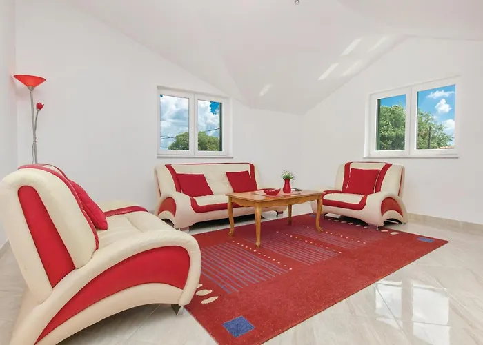 Four-bedroom In Miljevci *