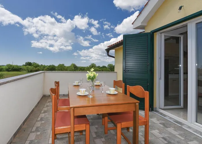 Four-bedroom In Miljevci * Bristane