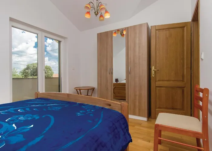 Four-bedroom In Miljevci Vakantiehuis *