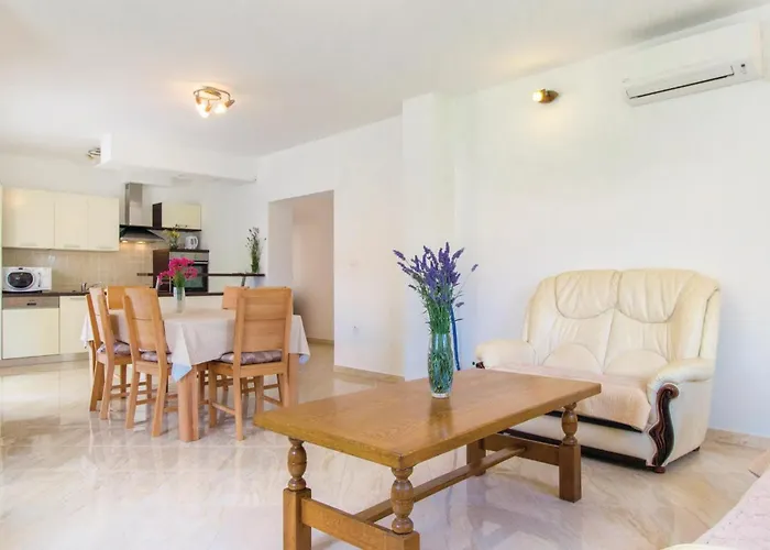 Four-bedroom In Miljevci *