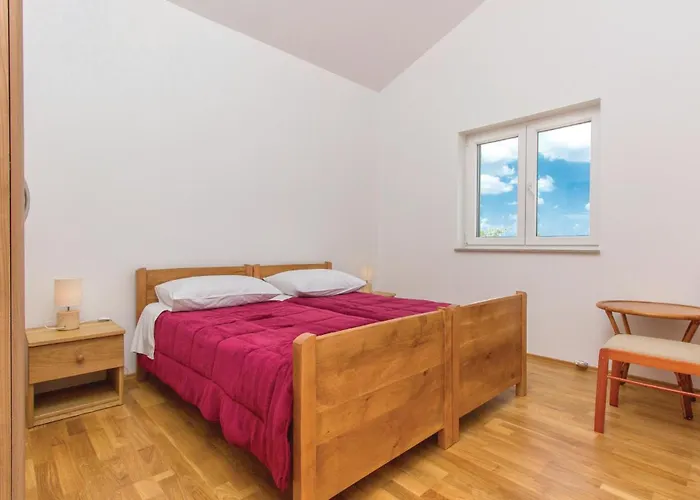 Four-bedroom In Miljevci Vakantiehuis