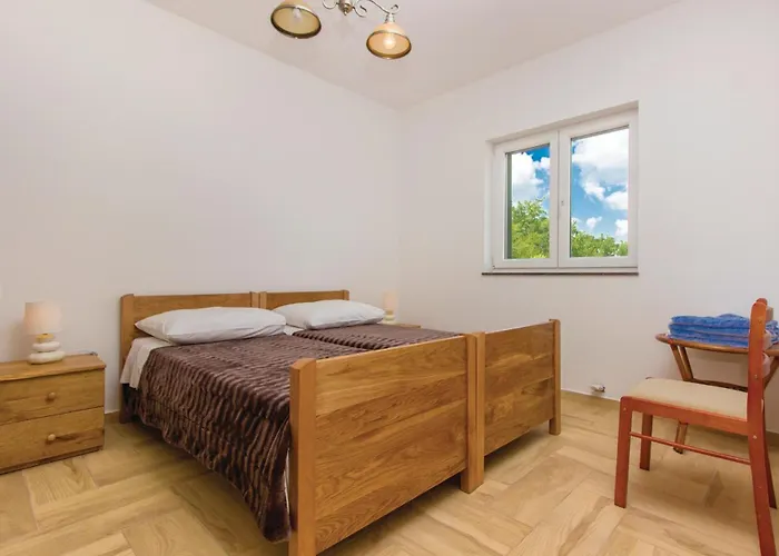 Four-bedroom In Miljevci Vakantiehuis *