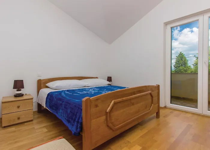 Vakantiehuis Four-bedroom In Miljevci Bristane