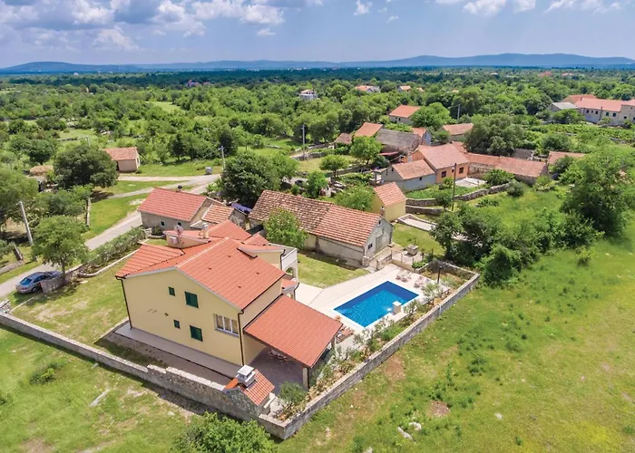 Four-bedroom In Miljevci Bristane