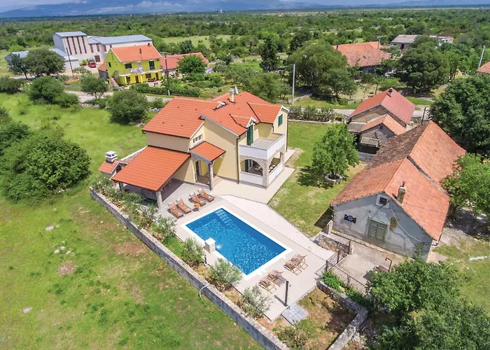 Four-bedroom In Miljevci Bristane