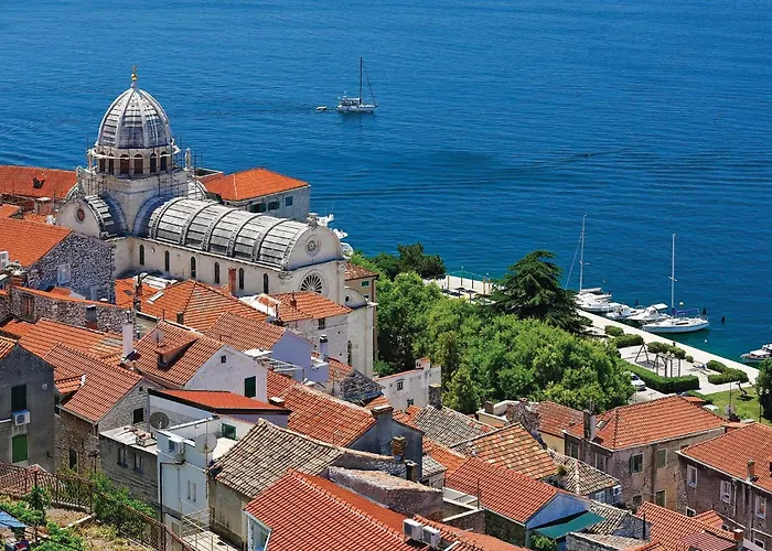 Holiday home Four-bedroom In Miljevci *