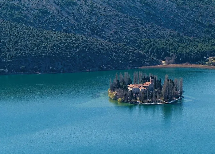 Four-bedroom In Miljevci Semesterbostad